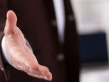 こちらに手を差し伸べてくる男性