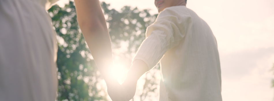 女性の手を引く男性