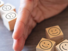 サイコロを分断する男性の手