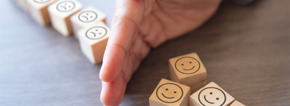 サイコロを分断する男性の手