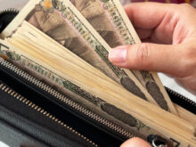 財布の中に札束が入っている写真