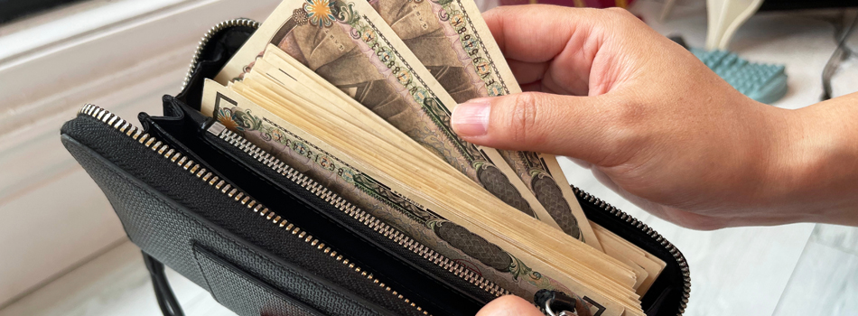 財布の中に札束が入っている写真