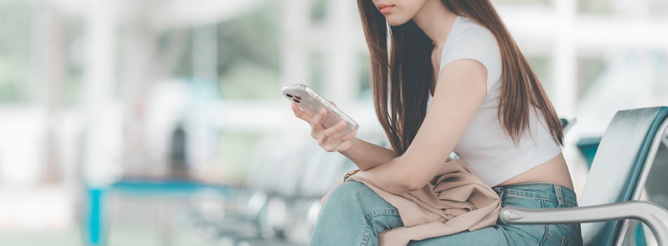 パパ活の男性と連絡を取る女性