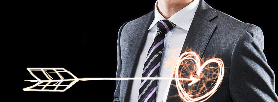 ハートの矢が突き刺さっているスーツの男性