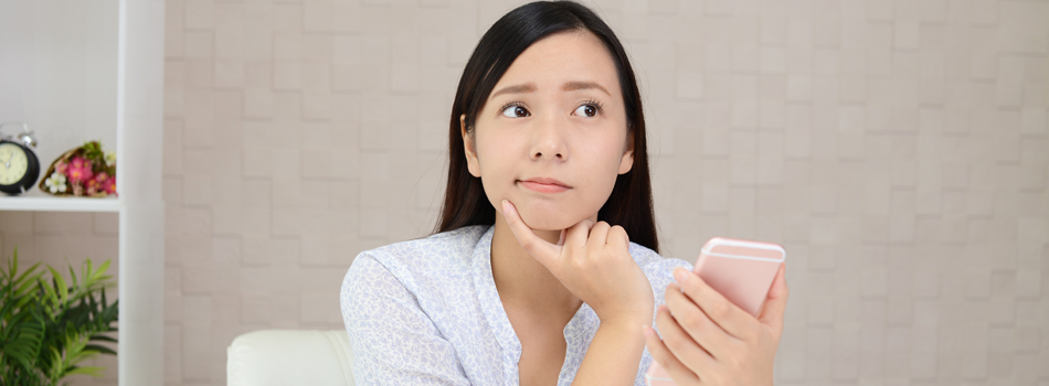 悩んでいる女性