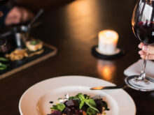 デートで食事を楽しむ男女