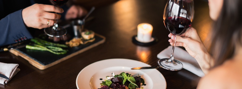 デートで食事を楽しむ男女