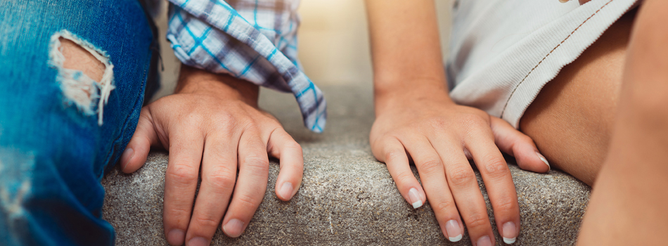 隣に座り合う男性と女性