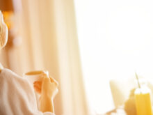 家で一人、夕暮れを見ている女性