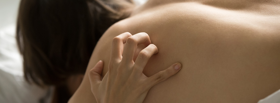 裸で肌を重ねる男女