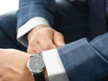 良い時計を付けたスーツの男性