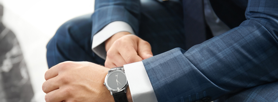 良い時計を付けたスーツの男性