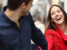 女性の手を引く男性