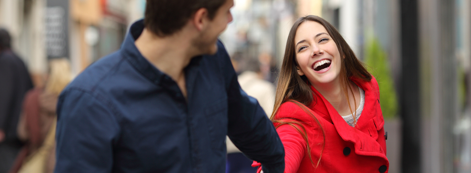 女性の手を引く男性