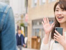 待ち合わせをする男女