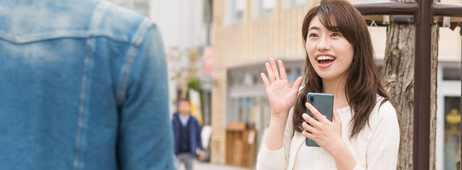 待ち合わせをする男女