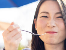 カフェで食事を楽しむ女性