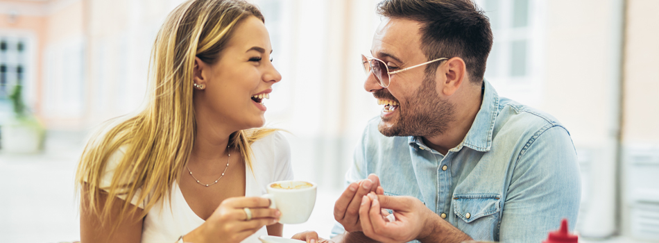 会話が盛り上がっている笑顔の男女