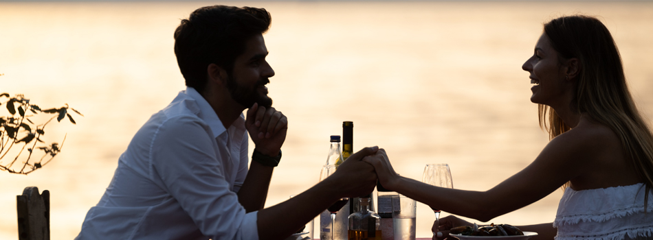 外で食事を楽しむ男女