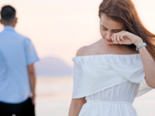 涙を流して立ち去る女性と、振り返らない男性