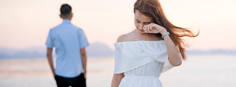 涙を流して立ち去る女性と、振り返らない男性