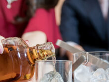 男性にお酒をつぐ女性