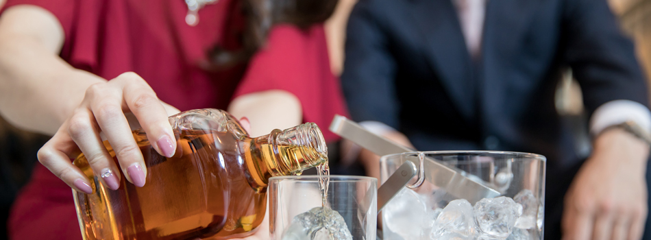 男性にお酒をつぐ女性