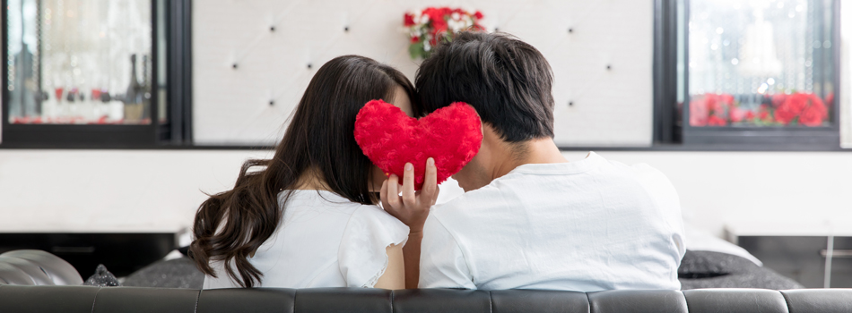 キスしてることを隠すカップル