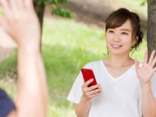 外で待ち合わせをする男女