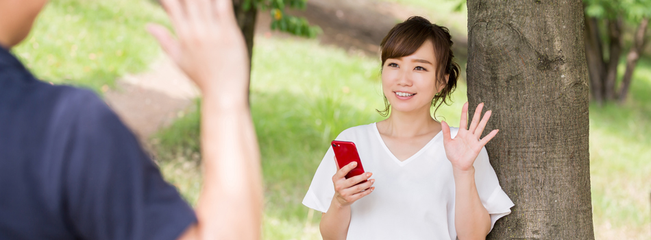 外で待ち合わせをする男女