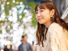 待ち合わせ場所で待っている女性