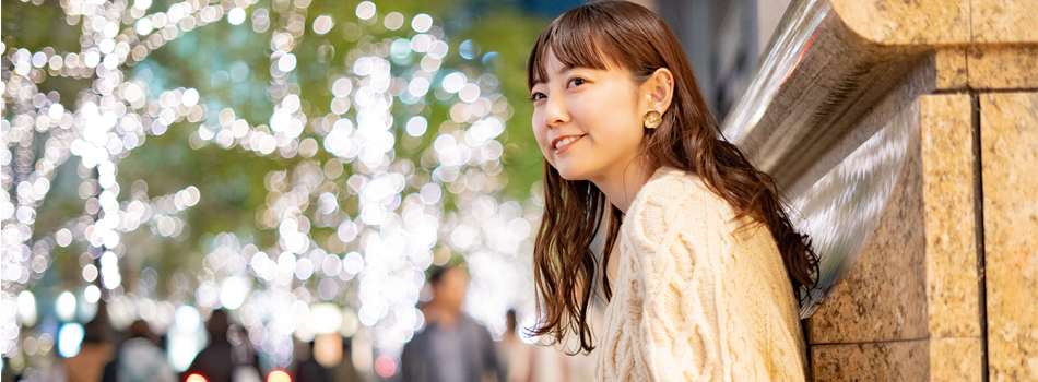 待ち合わせ場所で待っている女性