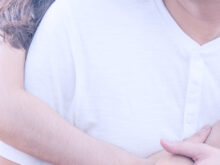 男性を後ろから抱き締める女性