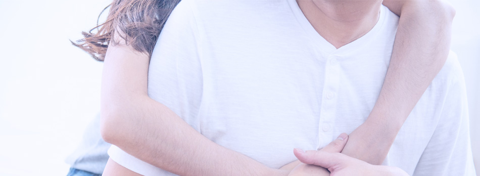 男性を後ろから抱き締める女性