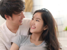 幸せそうに微笑み合うカップル