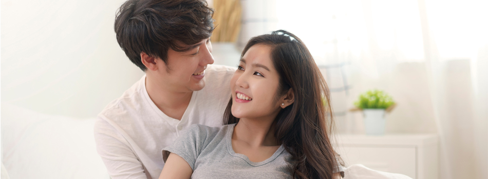 幸せそうに微笑み合うカップル