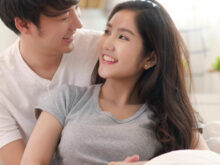 ベッドの上でじゃれあうカップル