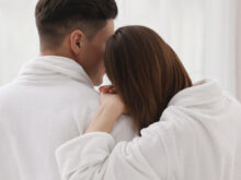 男性の肩にもたれかかっている女性