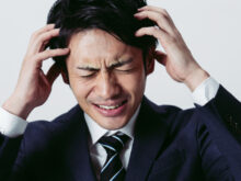 頭を抱えている男性