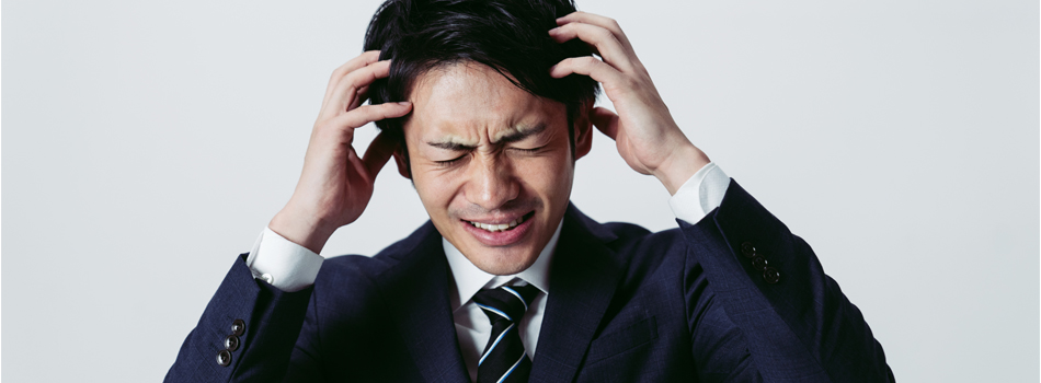 頭を抱えている男性