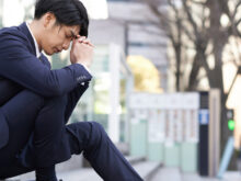 何か深刻に考え込んでいる男性