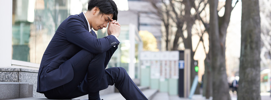 何か深刻に考え込んでいる男性