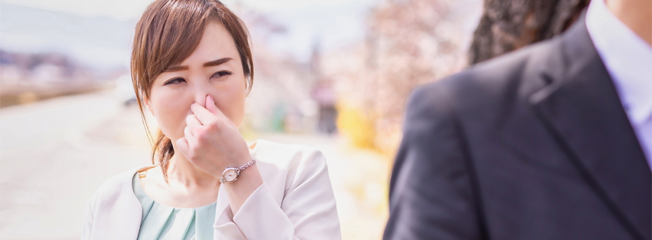 男性の匂いで鼻をつまむ女性