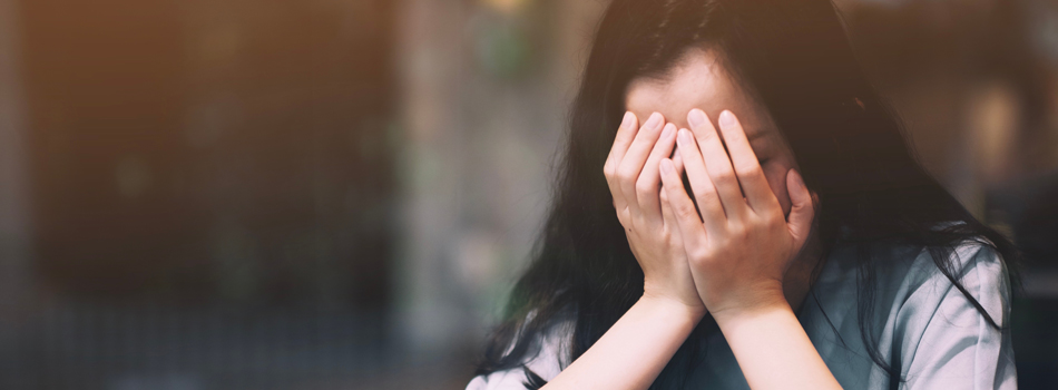 顔を手で覆う女性
