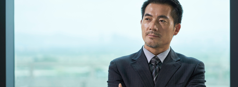 身だしなみの整ったスーツの男性