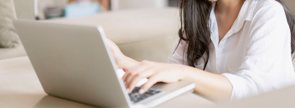 パソコンを操作する女性