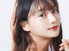 こちらを見てる美女