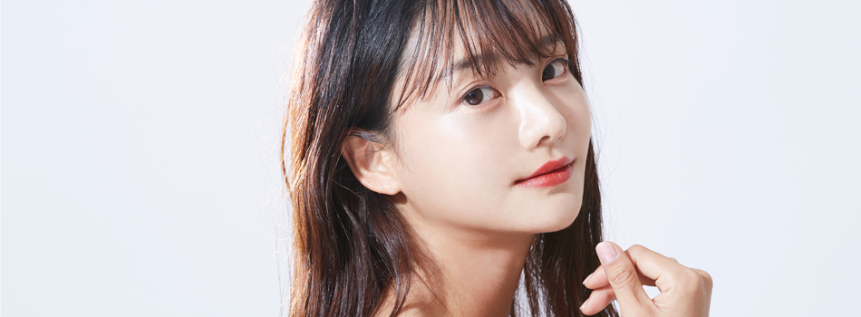 こちらを見てる美女