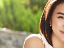 外で笑顔を向ける綺麗な女性