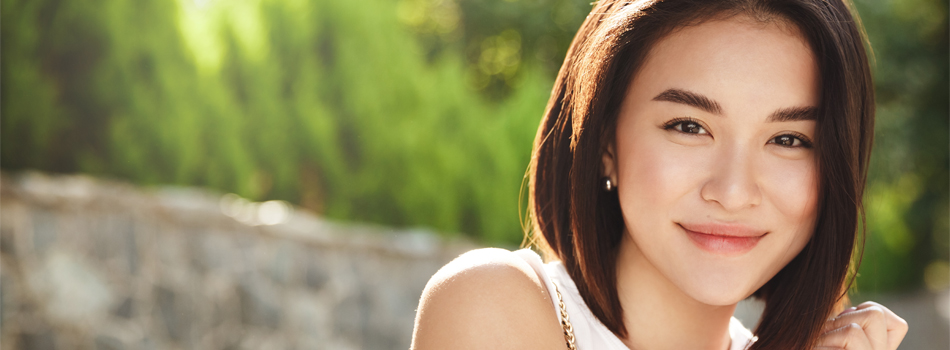 外で笑顔を向ける綺麗な女性